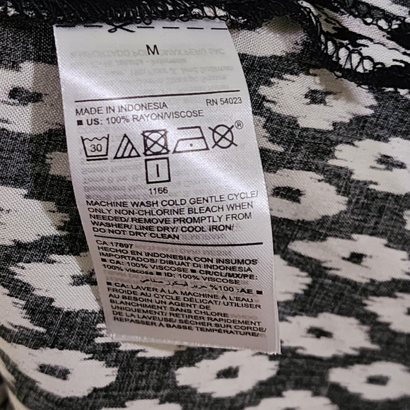 ❗️NWT❗️Women's High Neck Sleeveless Black Print Blouse Old Navy Size Medium - Picture 6 of 8